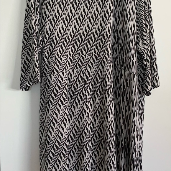 PENNS wrap-style dress - Picture 5 of 5